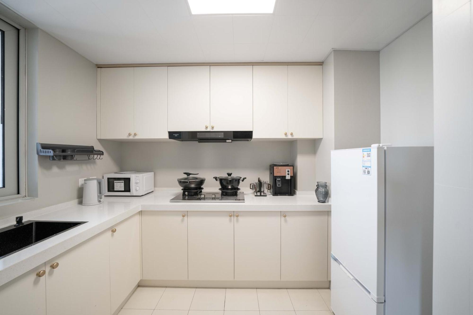 Apartment Yi Du - Near Nanjing West Road Commercial District, 350 Walk From The Natural History Museum Subway *