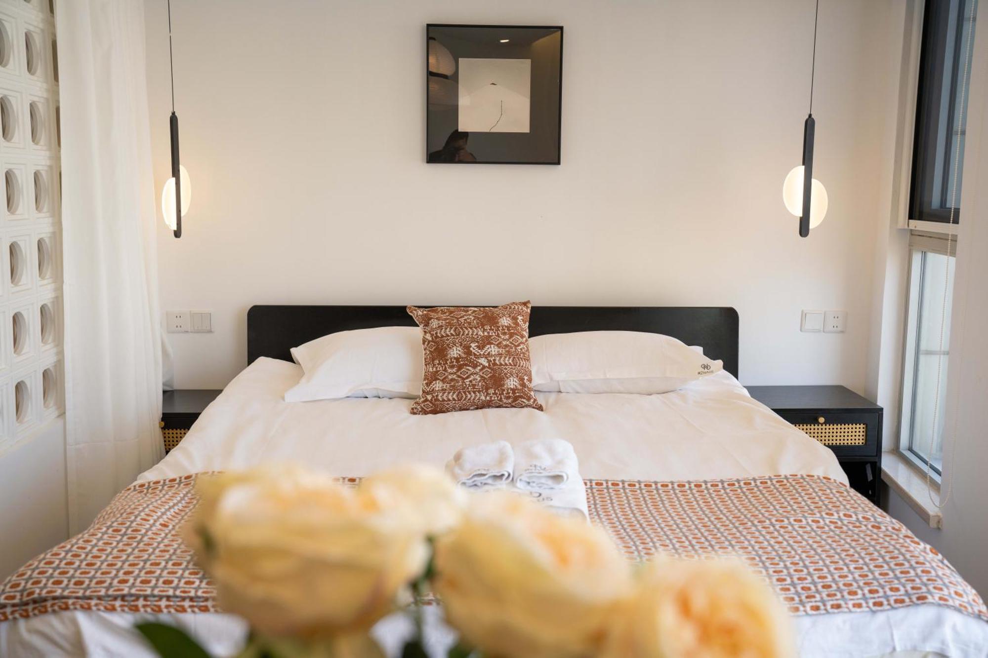 Apartment Yi Du - Near Nanjing West Road Commercial District, 350 Walk From The Natural History Museum Subway Shanghai